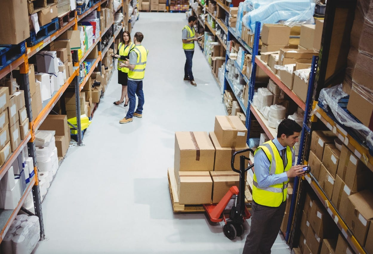 Equipo trabajando en un almacén industrial